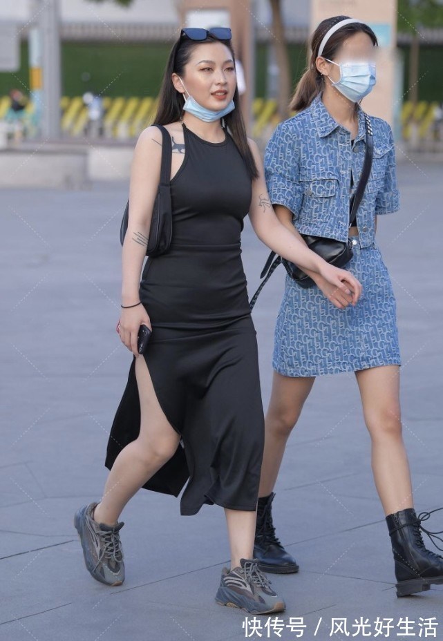 小姐姐 黑色连衣长裙搭配开叉设计,背面的锁链更是成为了穿搭中的亮点