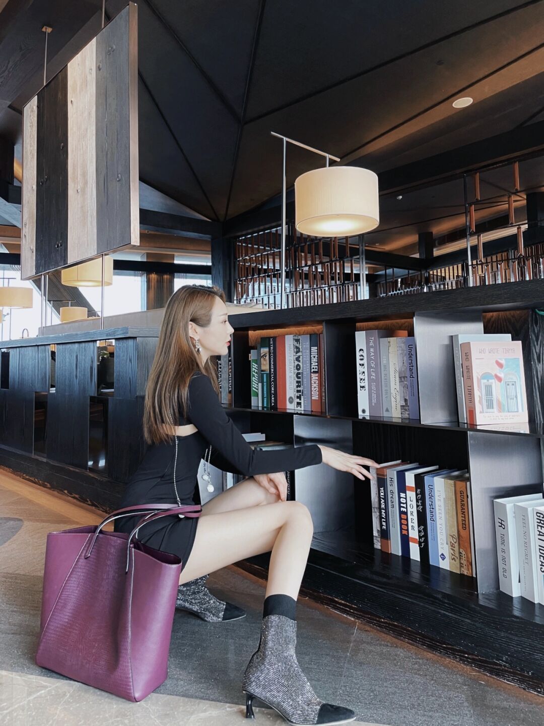 咖啡厅 咖啡厅的小姐姐, 黑色修身超短裙, 成为全场焦点