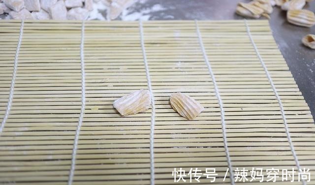 中午和老妈吃的猫耳朵,金灿灿又香又软特入味,没忍住吃了一大碗!