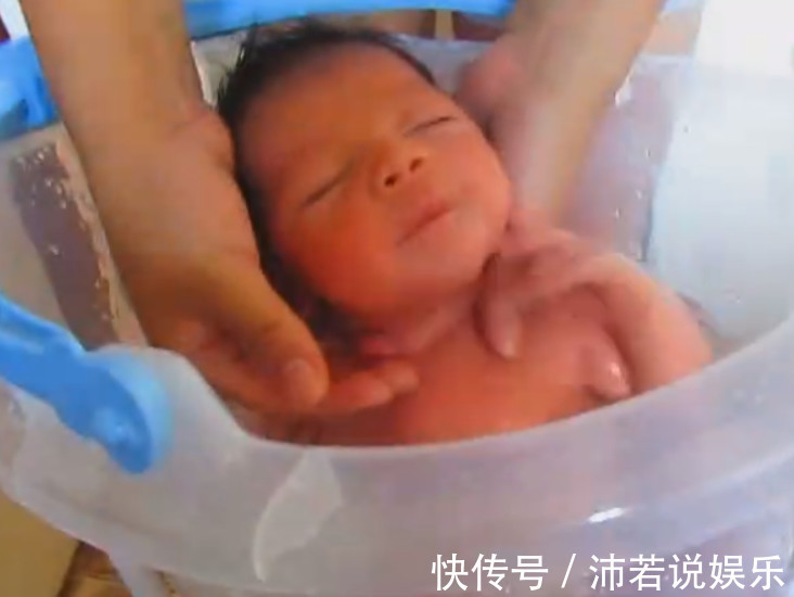妈妈|给新生儿洗澡,她还以为在妈妈肚子里,简直不要太可爱!