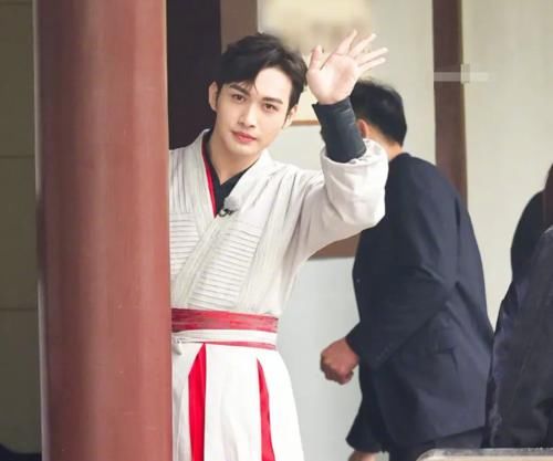 《奔跑吧》全员古装,五位女嘉宾太养眼,我却被唯一的男嘉宾惊艳