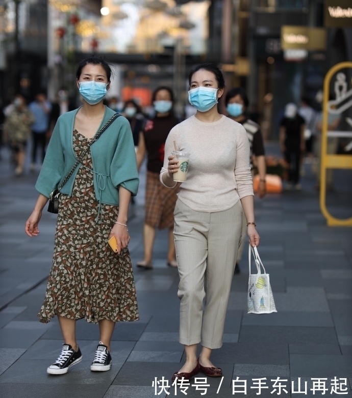 微胖“阿姨”的秋日穿搭,针织衫搭配西装裤,没“藏肉”却有魅力