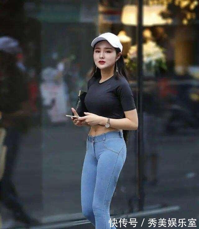 紧身牛仔裤 紧身牛仔裤搭配露脐上衣,减龄瘦身显身材,清爽又不失性感
