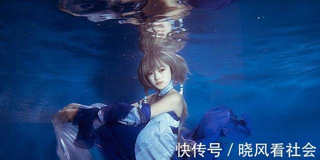 coser|女生水底COS洛天依，竟能睁着眼睛，网友：好难啊，做不到！