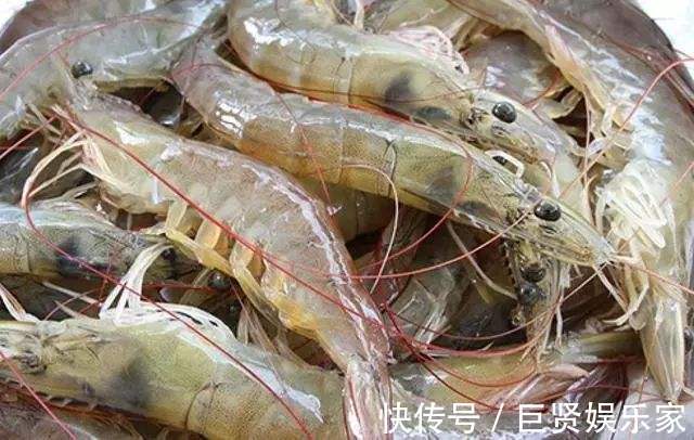 正确做法|做水煮虾时，多放“3样料”，虾肉鲜香无腥味，教你正确做法