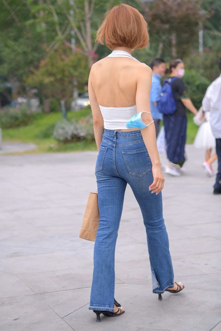 穿搭 墨绿色的无袖上衣,搭配黑色九分裤,整体给人简单清爽利落感觉