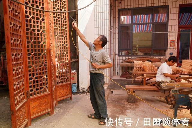 许大哥$农民大哥研发出鲁班凳,能坐能枕能玩1个卖2000元,是个啥样