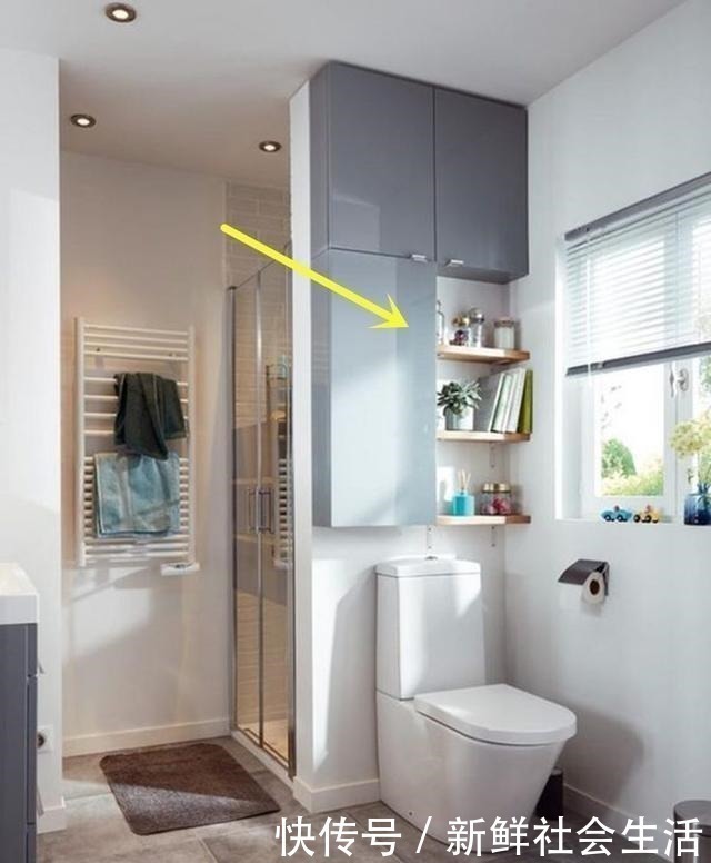 马桶|马桶不靠墙,直接和淋浴房隔断合并,上方装个置物架还能用来收纳!