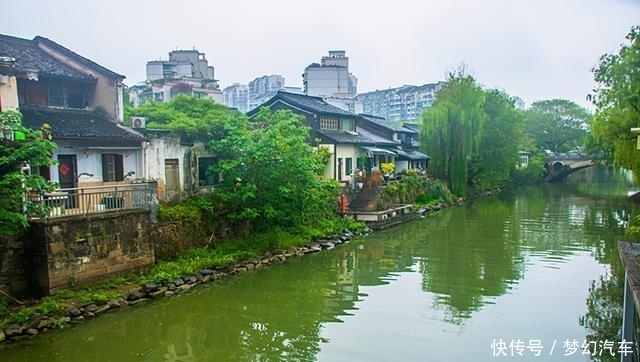 杭州有一处文化街区，充满了江南风情，夜色如画，很多游客错过了