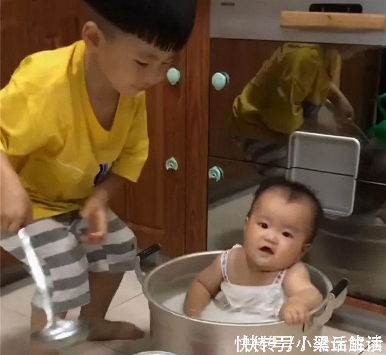 窗台|哥哥趁爸妈不在家,准备铁锅炖弟弟,宝妈:到家就差点火了