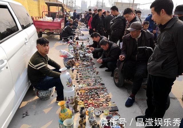 古玩摊主#“鸡缸杯”拍卖2.8亿元后,大爷150元“捡漏”仨,古玩摊主却笑了