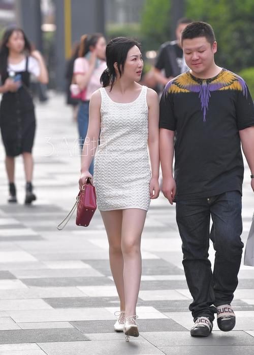 街拍：靓丽穿搭装点精致生活，简约也是一种独特的美