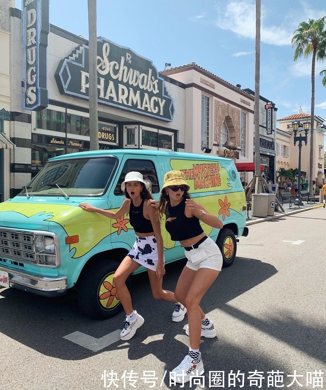 比利时|比利时双胞胎姐妹玩转甜酷风，亮眼色调新意足，闺蜜出游直接照搬