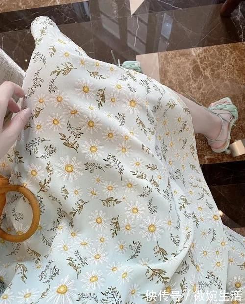 印花 这才叫省布料设计!雏菊抹胸吊带裙可盐可甜,绑脖设计最是特别