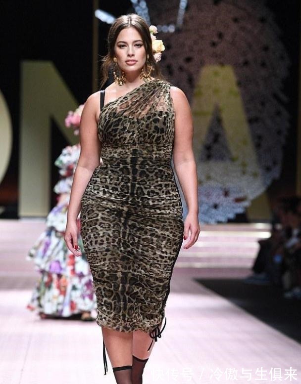 vogue|170斤也能走T台大码超模艾什莉，胯宽腿粗，魅力却不输Gigi！