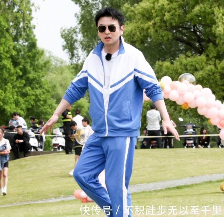 海报 第九期《极挑》海报,嘉宾穿校服,唯独黄明昊和飞行嘉宾不一样