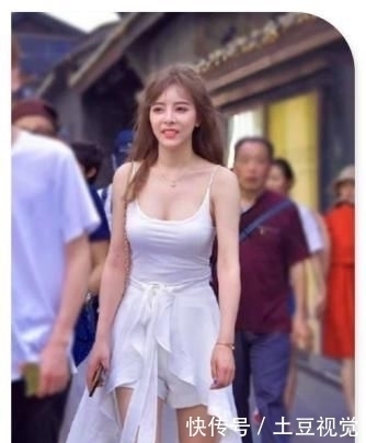 白色小吊带搭短裤,腰间系件披风,清新小仙女