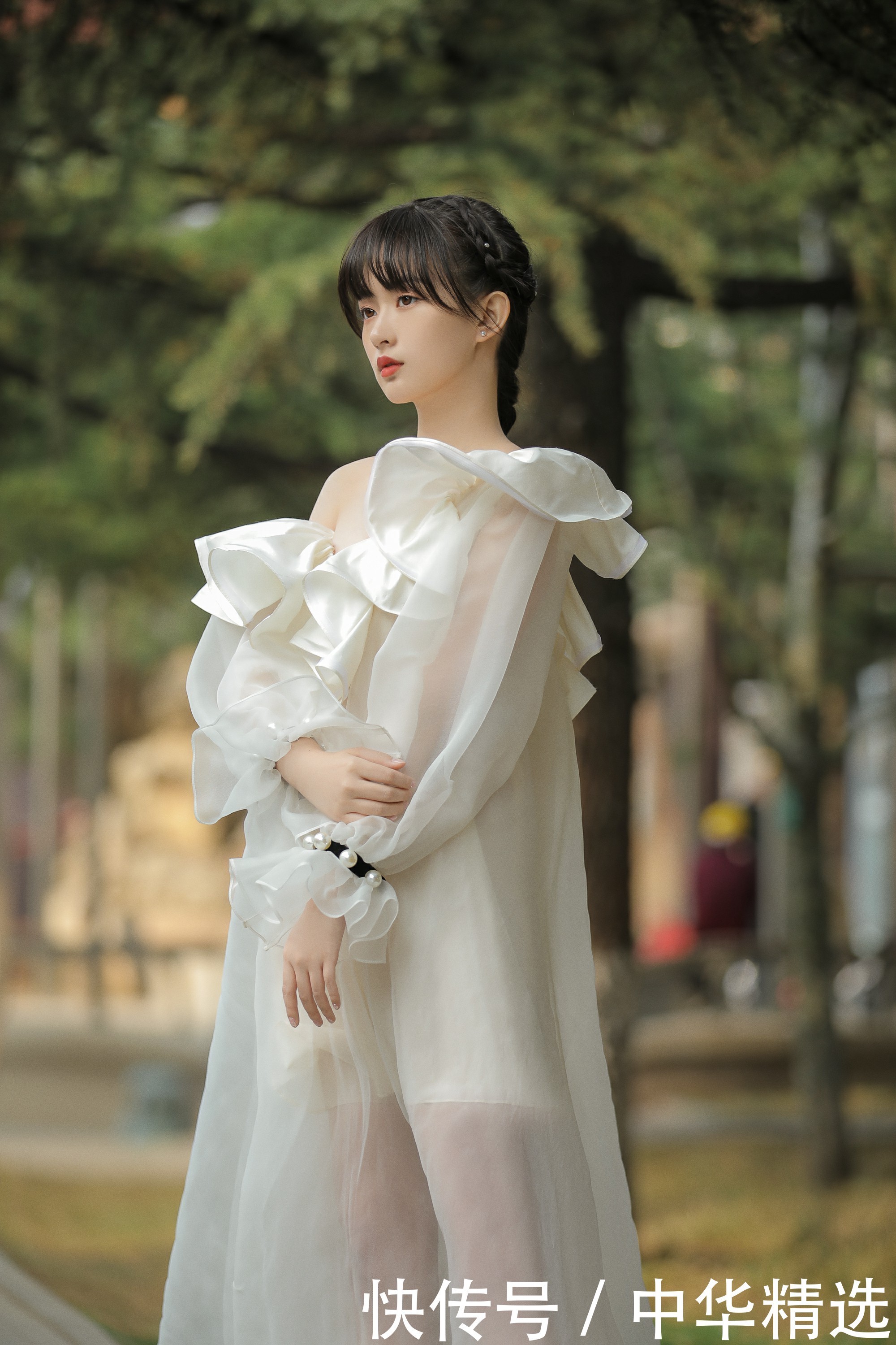 姚晓棠、李澳出席中国国际时装周 精致造型解锁时尚趋势