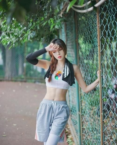 姐姐的运动风格，吊带背心+灰色短裤，酷帅而淘气