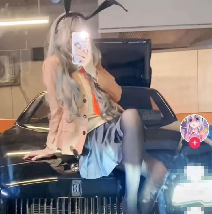 劳斯莱斯|蔡萝莉Cos麻衣学姐,坐在劳斯莱斯引擎盖拍照,风格让人难接受
