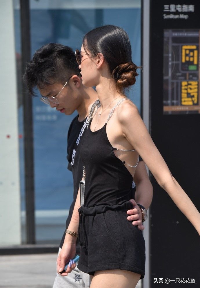 高跟鞋|苗条女生的时尚穿搭，选择修身“露背装”，既显腿长又有个性