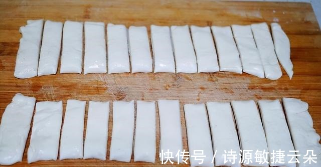 豆角炖肉再焖点小卷子,卷子浸满汤汁,豆角炖得也香,超级惬意!