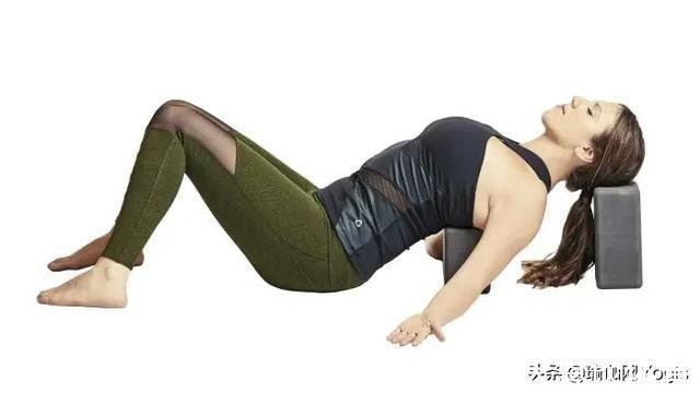 下犬式|打开胸腔好处多！这组瑜伽体式有效打开胸腔，身姿更加挺拔