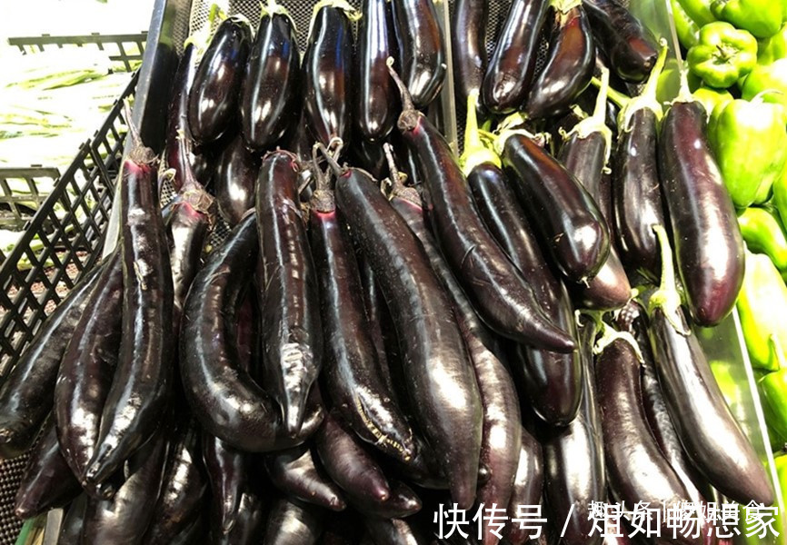 菜农|买茄子时，挑直的还是弯的老菜农别再挑错了，难吃还浪费钱