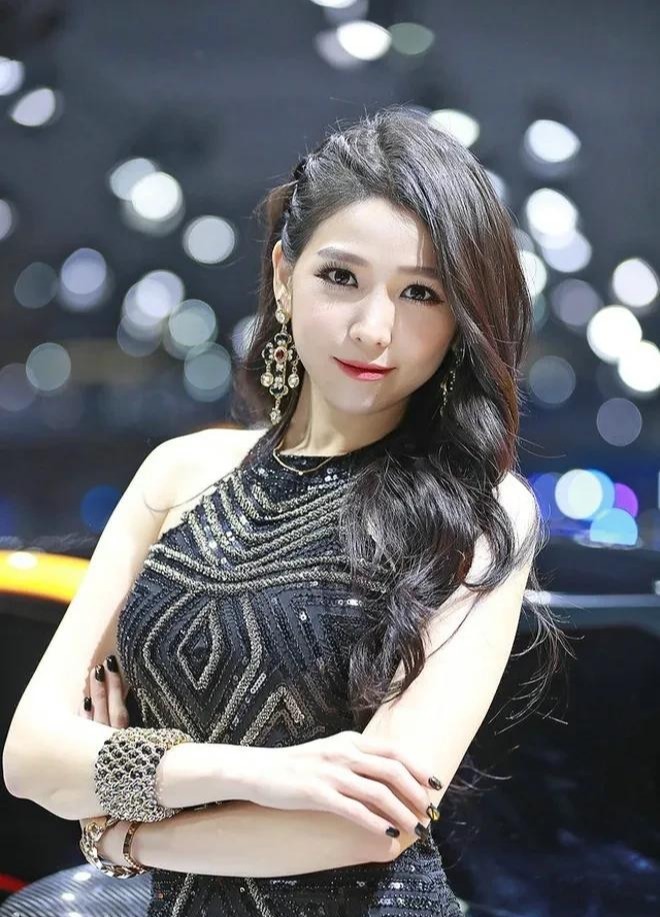 韩国知名车模, 时尚镂空连衣裙, 带出迷人性感, 网友: 好身材!