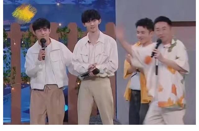 撞衫|时代少年团成年组终合体,马嘉祺出现仅一秒,与何老师意外撞衫