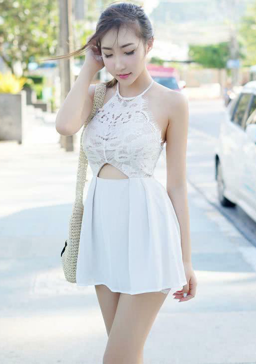 拍穿|街拍穿花裤的小姐姐,笔直的站在街头,显得很有个性美