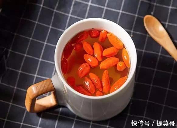 枸杞泡水好处多,特别对于“男同志”前提是要