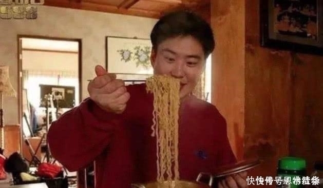 泡面|为啥泡面“一包吃不饱,两包吃不完”看完才发现商家的“猫腻”