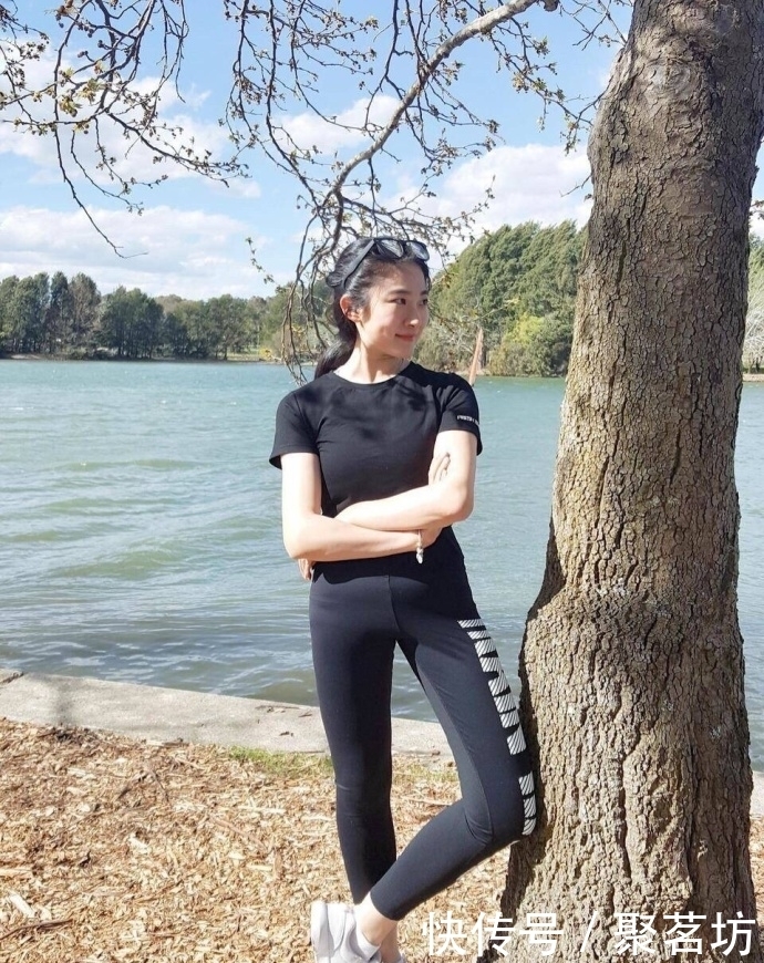 街拍:小姐姐,秀美多姿成熟,凹凸有致穿上身后显瘦时尚!