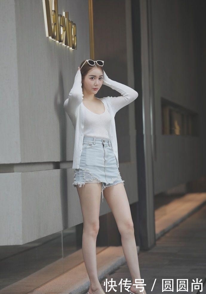 街拍猎奇:身材超好的小姐姐气质裙装配红色高跟美翻了