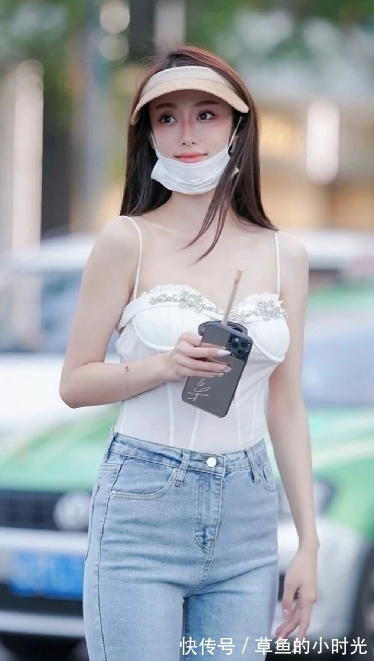 真丝 白色丝质吊带上衣搭配修身牛仔裤,散发时尚与魅力,高级感满满