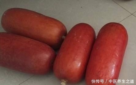 大爷摆摊卖它,远看以为是香肠,走近一瞧乐坏了,我果断买了3根