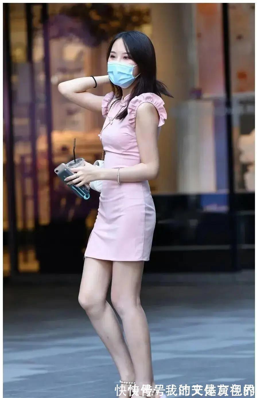 粉色 十分温柔的小妹妹,身着粉色礼服,奢华迷人,带着复古的高级感