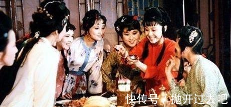 六盘菜!六个秀才行酒令戏弄苏轼,他只用一句话回怼各位,并独享所有美食!