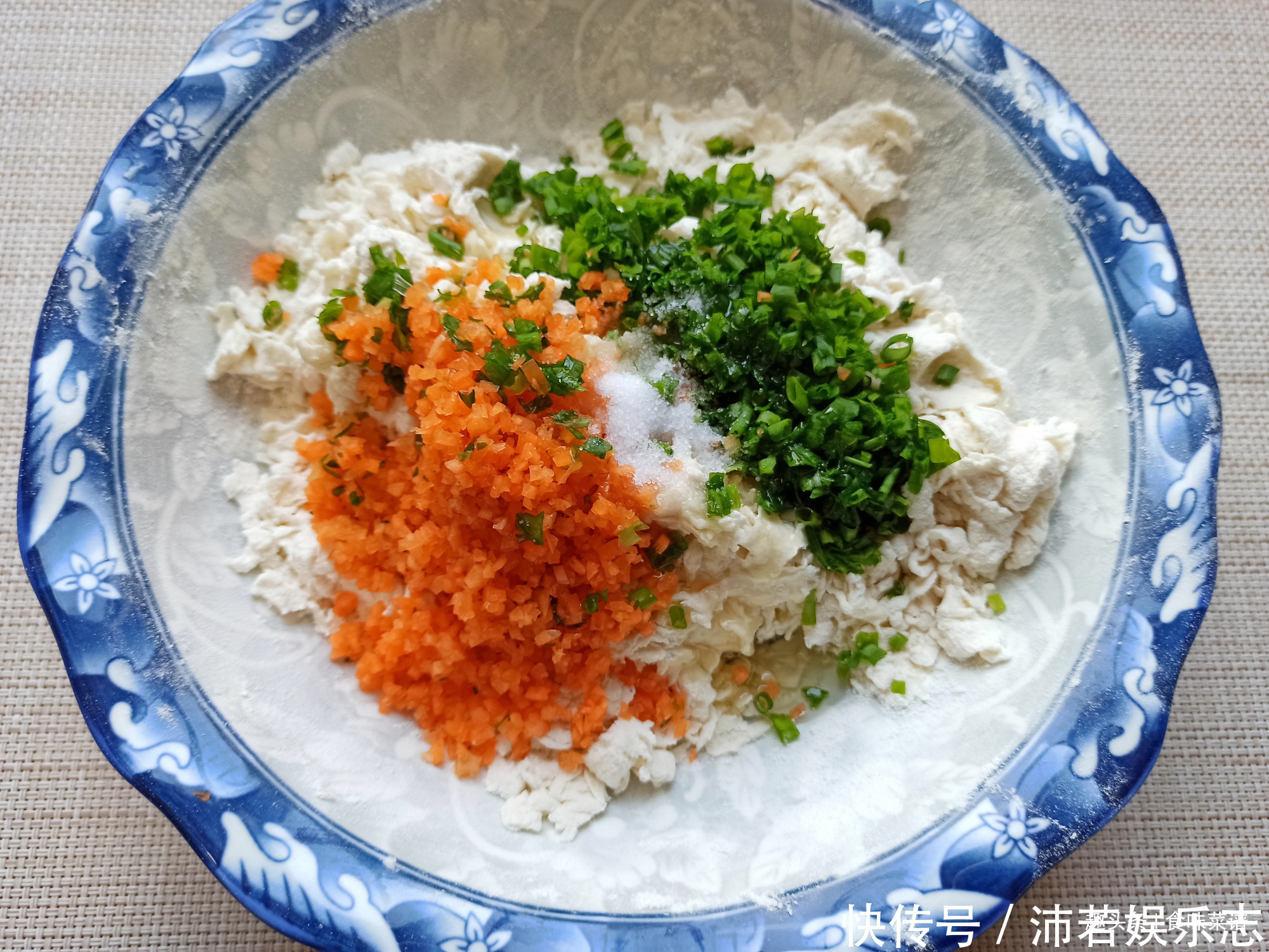 开水|面粉新吃法，无需发面，开水一烫就搞定，个个鼓大泡，比油条还香