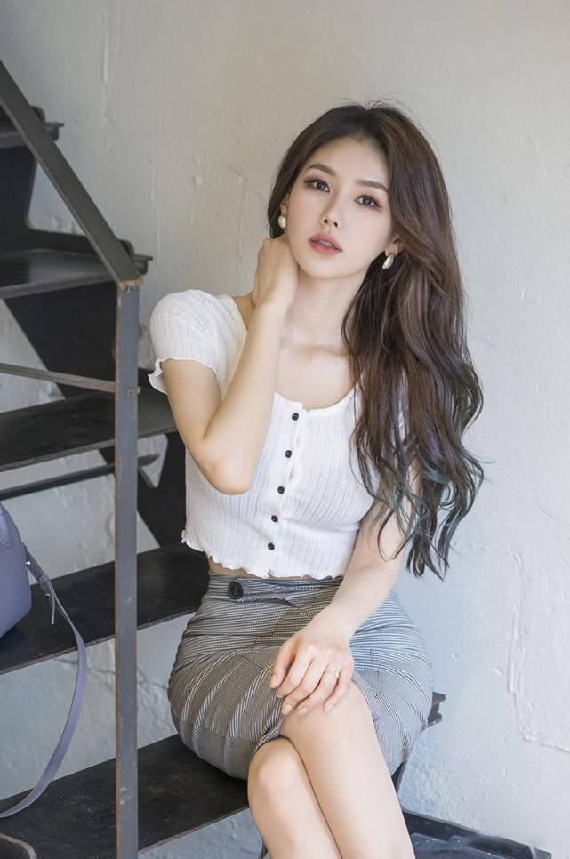 干练 气质美女这样穿搭太吸睛了飘飘长发搭配针织短袖+半身裙,凸显好身材了