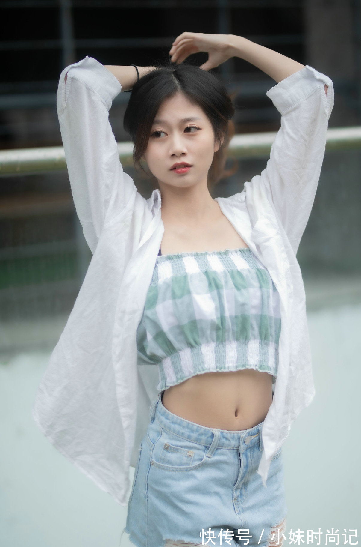 小衫|白色的一字肩小衫, 搭配牛仔短裤, 举手投足间都能展现出你的清新