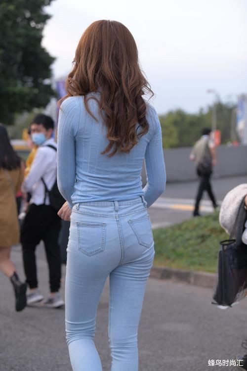 魅力 只有这样的她,这身打扮,才能显得魅力十足