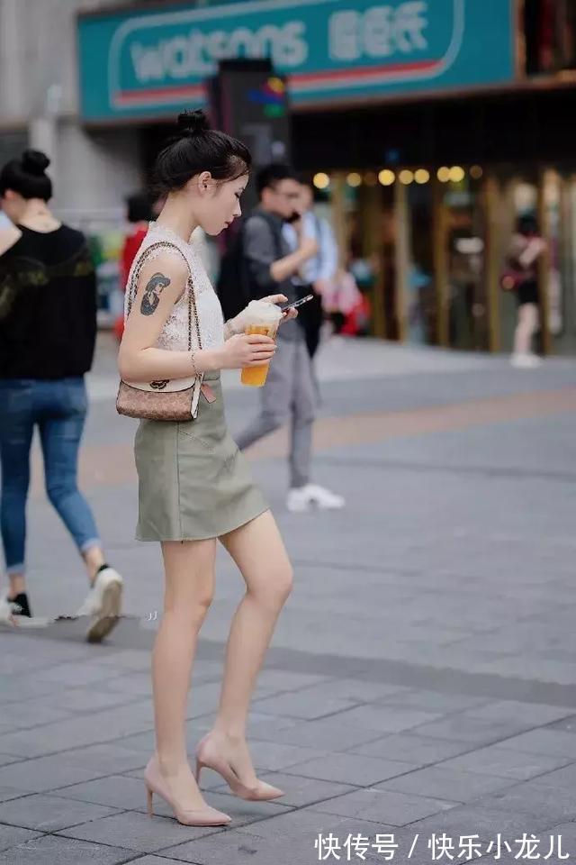 妹子 玫红色的高腰短裤,搭配露肩的雪纺衫,时尚又非常的洋气