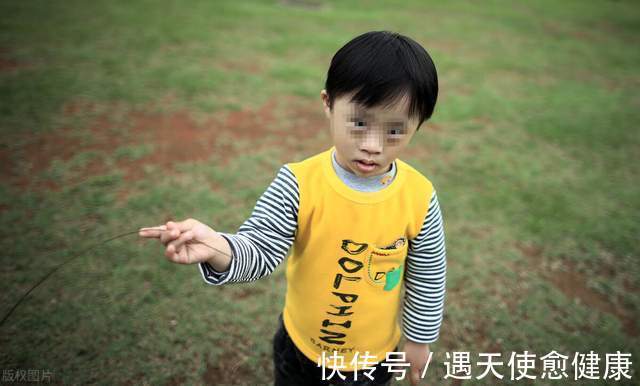 患儿|振腹推拿手法治疗儿童自闭症