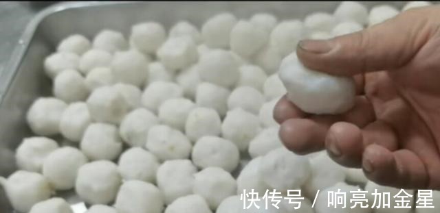 鱼丸|做鱼丸不要纠结凉水能否飘起，鱼肉馅黏稠才是最重要的！