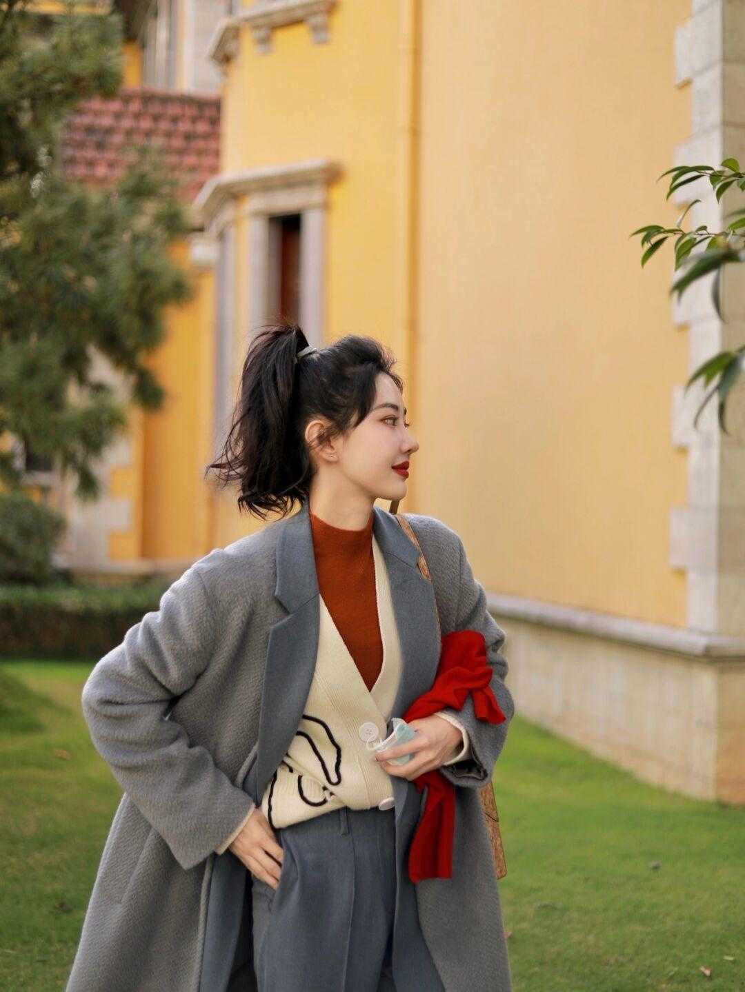 雾霾灰 今年冬天流行穿“雾霾灰”,温柔百搭又显气质,谁穿谁美