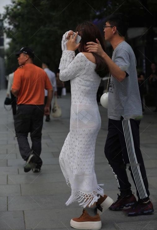 修身长裙 深灰色修身长裙,上身舒适,时尚大气