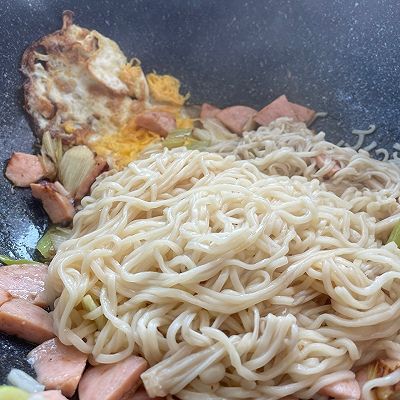 火腿|火腿金针菇炒面