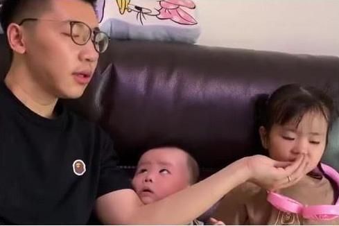 岔气|爸爸喂女儿吃西瓜,镜头转向儿子,网友笑岔气:儿子充话费送的吧